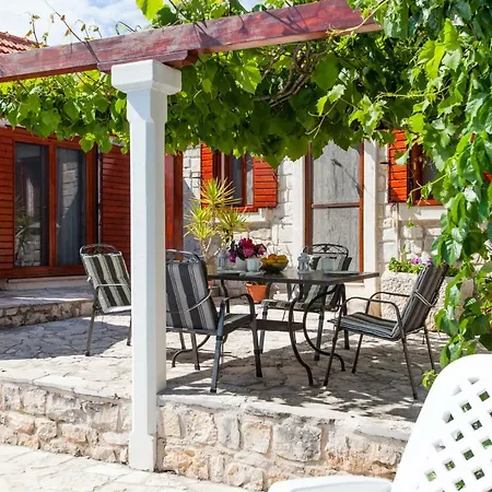 Countryside Family With Private Pool 度假居