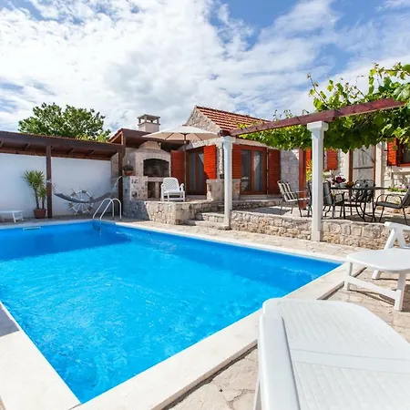 Countryside Family With Private Pool