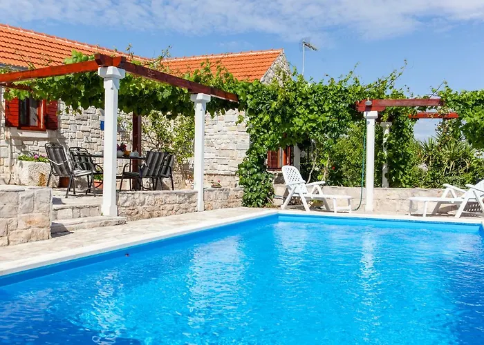 Countryside Family With Private Pool